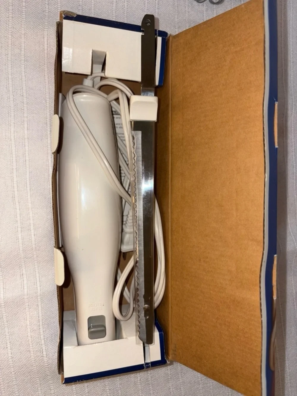 Proctor Silex 74311 Electric Knife White 100W 120V Lightweight w/ Blade